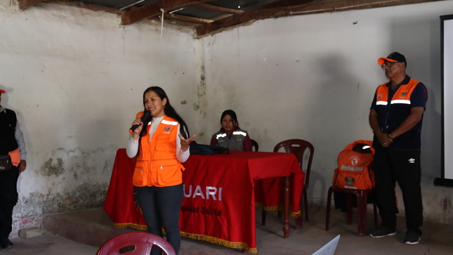 Con el objetivo de brindar herramientas a la población ante la inminente amenaza del Fenómeno del Niño Global, la Municipalidad Distrital de Ihuarí en un esfuerzo en conjunto con la Subgerencia de Riesgos y Desastres de la Municipalidad Provincial De Huaral, llevaron a cabo una significativa capacitación en la comunidad campesina de Huaycho- Ihuarí, donde se abordaron tres temas centrales:

- Plan de Emergencia
- Control y Prevención de Incendios Forestales
- Primeros Auxilios

La encomienda del Burgomaestre Lic. Elmer Calderón Carrasco, es que la mayor parte de la población cuenten con la oportunidad de aprender prácticas para prevenir desastres y manejen estrategias de cómo actuar en caso se presenten riesgos y peligros. Por ello, se realizó una masiva comunicación para promover la asistencia al importante taller. 
En éste especial momento, se contó con la participación activa de la Regidora Madelleyne Medrano, autoridades comunales, autoridades educativas de la I.E N° 20367 San Agustín, ronderos campesinos y agente Municipal; así como masiva participación de estudiantes y pobladores comprometidos con la seguridad del distrito de Ihuarí.
Todos los participantes recibieron crucial entrenamiento de prevención y tuvieron la oportunidad de participar en ejercicios prácticos, mejorando así sus habilidades en situaciones de crisis.
Los asistentes agradecieron los esfuerzos de las Municipalidades mencionando que éste tipo de acciones denotan que la población son de prioridad para sus autoridades. 
#MunicipalidadDistritalIhuarí
#IhuaríFuturoDeTodos
#ElmerCalderónCarrasco
#TrabajamosPorTi