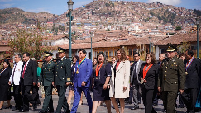 Presidenta de la Corte Superior de Justicia de Cusco participó del Izamiento Pleno de la Bandera Nacional del Perú y del Cusco