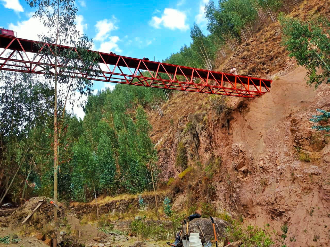 Recientemente el equipo técnico y administrativo del proyecto de riego Margen Derecha e Izquierda del Rio Vilcanota localizado en la provincia de Quispicanchi, encabezado por los Ingenieros, Rildo Lozano Cusi residente de obra e Igor Giovanni Peña Aragón Inspector de la infraestructura y a petición de los cientos de usuarios y tras un arduo trabajo y dedicación se pudo trasvasar el recurso hídrico del rio Vilcanota, hacia margen derecha del citado proyecto de riego.
De esta manera el sifón de Mocoraisse, en forma temporal, se puso en funcionamiento con la finalidad de atender las necesidades de riego por parte de los agricultores de las comunidades campesinas de Colca, Quiquijana, Accopata y Tio, Además, los citados profesionales manifestaron su contento respecto a las pruebas hidráulicas que se realizan a lo largo de todo el proyecto, cabe señalar que se atenderá al resto de las comunidades durante el presente mes de octubre, y es que ya falta muy poco para consolidar este proyecto emblemático ejecutado en la cuenca del Vilcanota ya que Plan MERISS concluirá la obra durante el presente año para ser puesto en funcionamiento.
NOTA: La obra beneficiará a más de 7 mil habitantes de los distritos de Cusipata, Quiquijna y Urcos de la provincia de Quispicanchi, y ampliará la frontera agrícola en 1,360 hectáreas con una inversión actualizada de S/. 118’ 670, 360.12.
