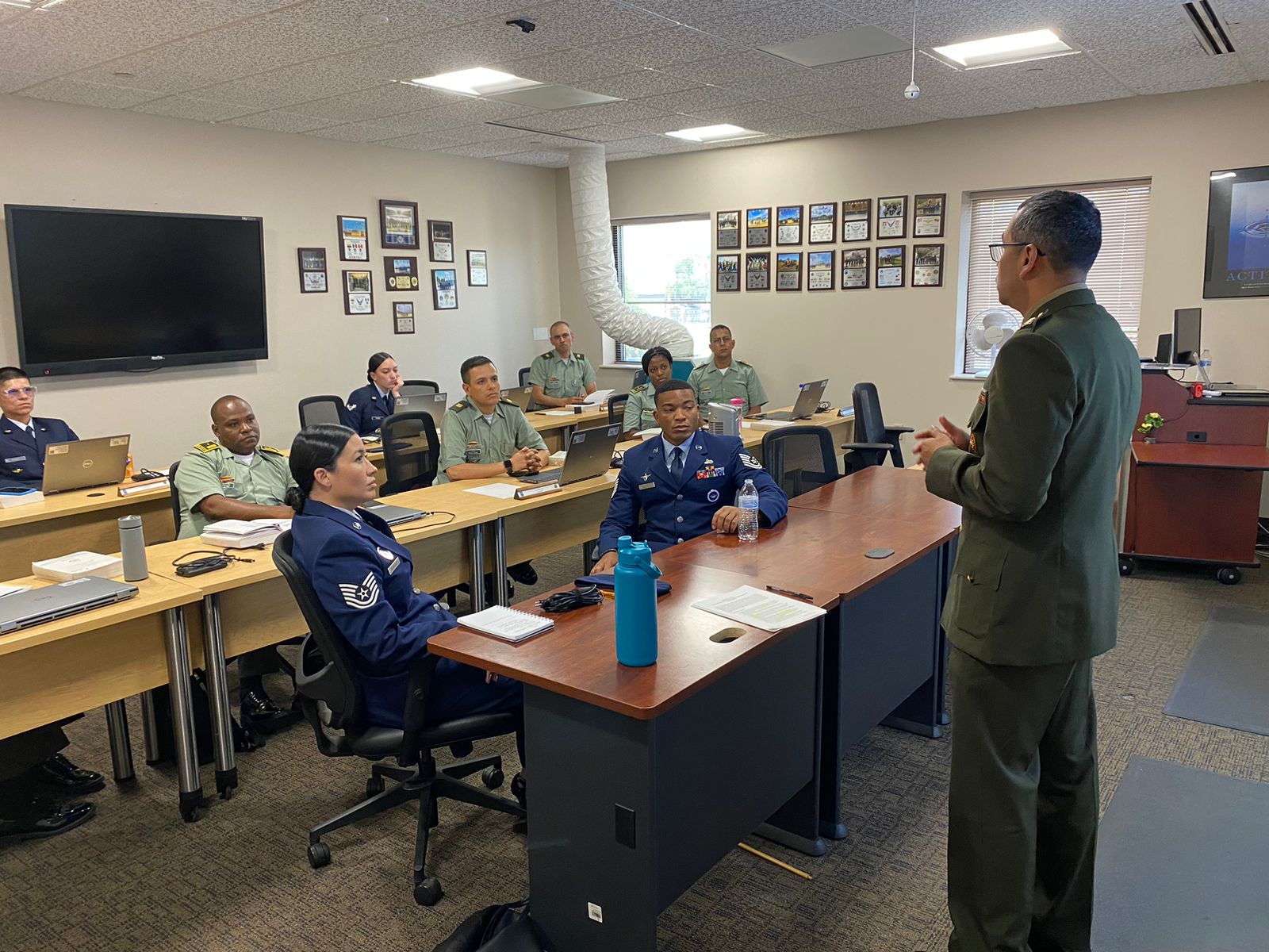 Integrantes del CCFFAA participan en los cursos de Operaciones de Defensa Cibernética y Planificación de Misiones de Búsqueda y Rescate