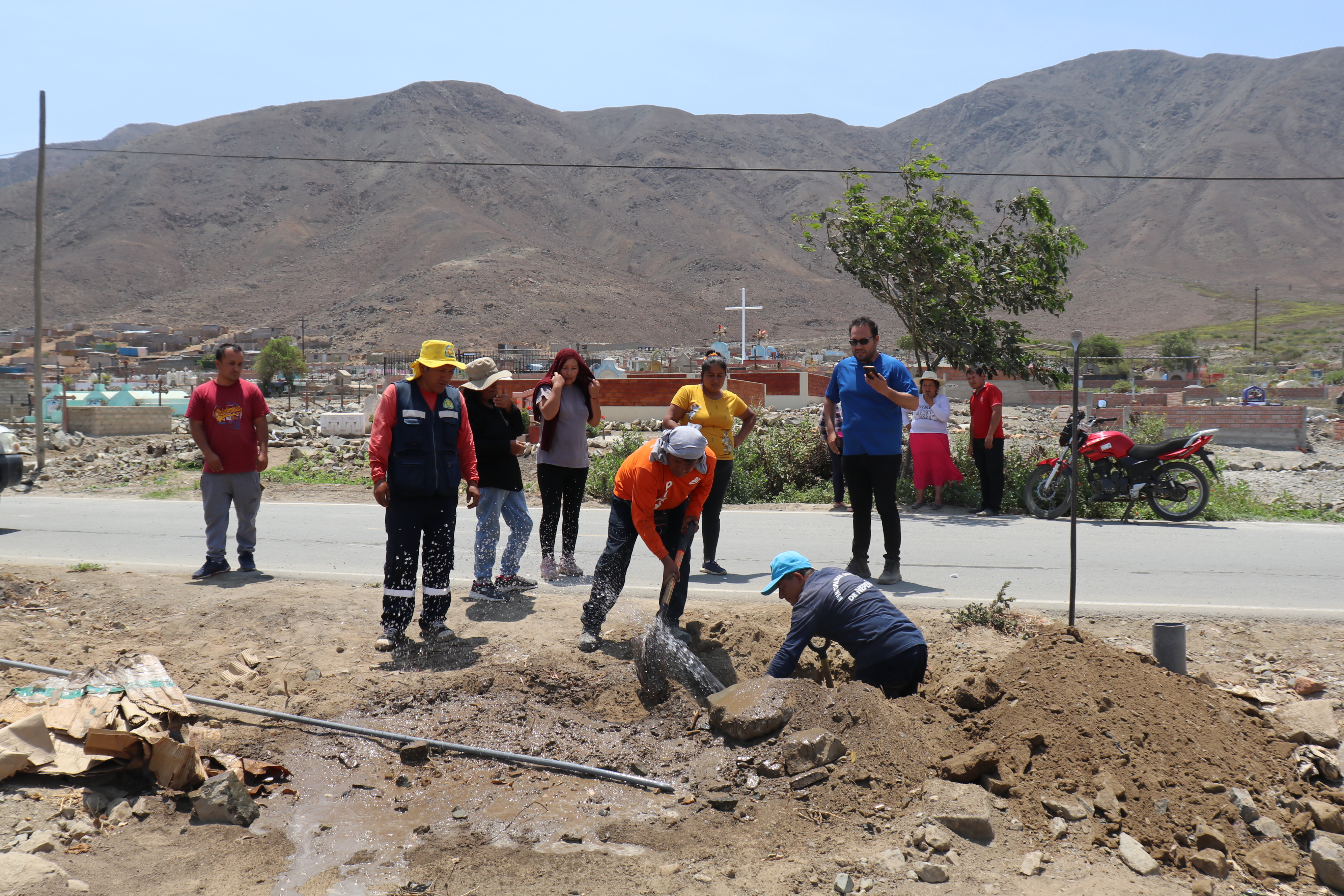 Personal municipal procede con el corte de la conexión clandestina