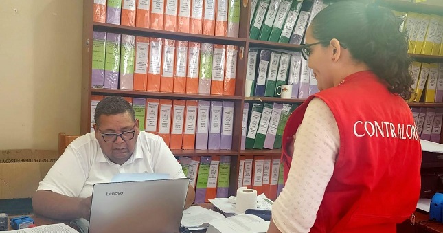La Contraloría General de la República reveló que 115 directivos de libre designación y remoción pertenecientes a gobiernos regionales y municipalidades (provinciales y distritales) no acreditaron el cumplimiento de los requisitos mínimos de formación académica y/o experiencia establecidos en la Ley N° 31419 y su reglamento, así como en los documentos de gestión de sus respectivas entidades, conforme a los resultados del operativo nacional de “Verificación de requisitos e impedimentos para el acceso y ejercicio de la función pública”.
