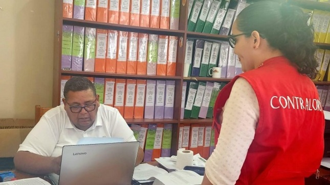 La Contraloría General de la República reveló que 115 directivos de libre designación y remoción pertenecientes a gobiernos regionales y municipalidades (provinciales y distritales) no acreditaron el cumplimiento de los requisitos mínimos de formación académica y/o experiencia establecidos en la Ley N° 31419 y su reglamento, así como en los documentos de gestión de sus respectivas entidades, conforme a los resultados del operativo nacional de “Verificación de requisitos e impedimentos para el acceso y ejercicio de la función pública”.