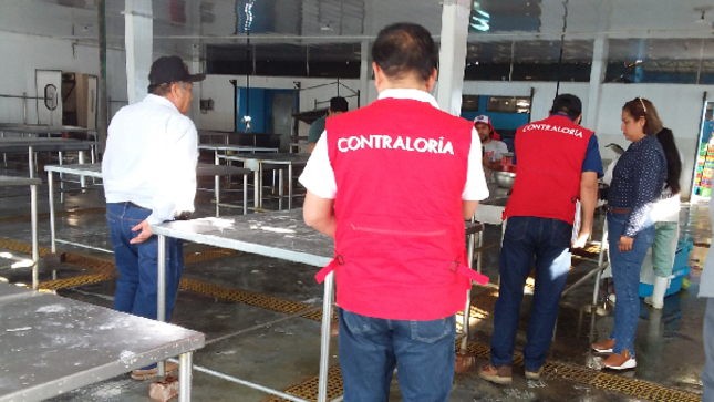 La Contraloría General advirtió al Gobierno Regional de Áncash (GRA) de las pésimas condiciones de salubridad, infraestructura y equipamiento en que viene operando el Desembarcadero Pesquero Artesanal de Chimbote, así como también un grifo en el muelle sin la autorización correspondiente. Los hechos ponen en riesgo la salud de miles de consumidores de productos hidrobiológicos y generan contaminación del mar.