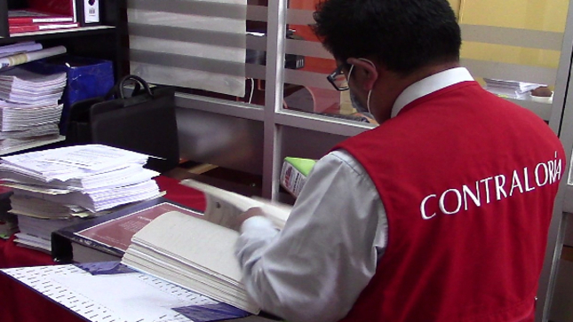  La Contraloría General de la República reveló que 27 directivos de libre designación y remoción pertenecientes al gobierno regional y municipalidades (provinciales y distritales) no acreditaron el cumplimiento de los requisitos mínimos de formación académica y/o experiencia establecidos en la Ley N° 31419 y su reglamento, así como en los documentos de gestión de sus respectivas entidades. Los resultados corresponden al operativo nacional de “Verificación de requisitos e impedimentos para el acceso y ejercicio de la función pública”.