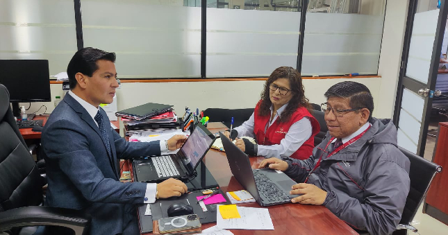 La Contraloría General de la República dio a conocer los resultados del operativo nacional de “Verificación de requisitos e impedimentos para el acceso y ejercicio de la función pública” en Arequipa realizado en 29 entidades públicas, con el cual se pudo corroborar que 65 directivos de libre designación y remoción pertenecientes al gobierno regional y municipalidades (provinciales y distritales) no acreditaron el cumplimiento de los requisitos mínimos de formación académica y/o experiencia establecidos en la Ley N° 31419 y su reglamento, así como en los documentos de gestión de sus respectivas entidades.