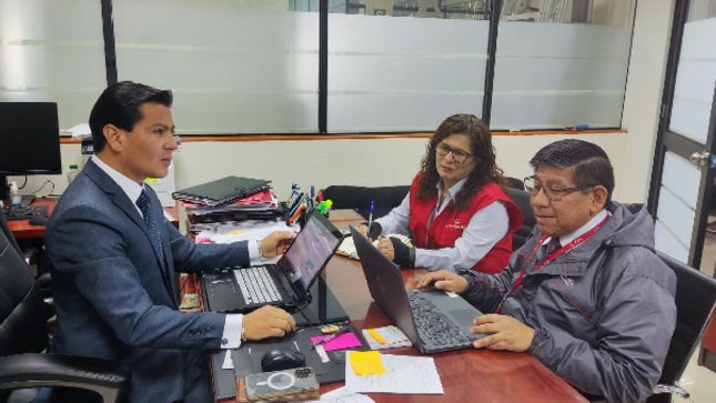 La Contraloría General de la República dio a conocer los resultados del operativo nacional de “Verificación de requisitos e impedimentos para el acceso y ejercicio de la función pública” en Arequipa realizado en 29 entidades públicas, con el cual se pudo corroborar que 65 directivos de libre designación y remoción pertenecientes al gobierno regional y municipalidades (provinciales y distritales) no acreditaron el cumplimiento de los requisitos mínimos de formación académica y/o experiencia establecidos en la Ley N° 31419 y su reglamento, así como en los documentos de gestión de sus respectivas entidades.