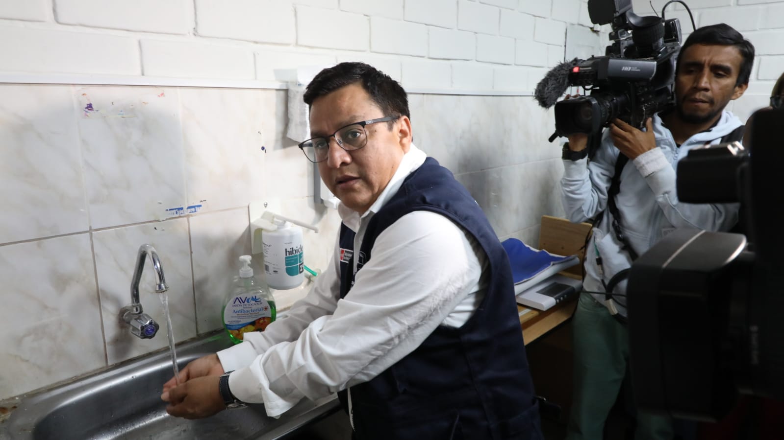 Ministro César Vásquez supervisa el abastecimiento de agua en establecimientos de salud de Lima sur