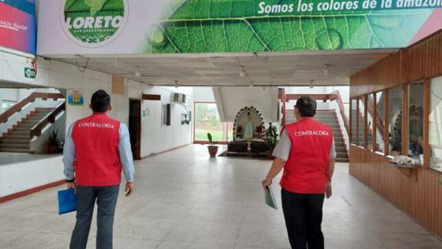 La Contraloría General de la República dio a conocer los resultados del operativo nacional de “Verificación de requisitos e impedimentos para el acceso y ejercicio de la función pública” realizado en 15 entidades públicas, con el cual se pudo corroborar que 75 directivos de libre designación y remoción pertenecientes al Gobierno Regional y Municipalidades (provinciales y distritales) no acreditaron el cumplimiento de los requisitos mínimos de formación académica y/o experiencia establecidos en la Ley N° 31419 y su reglamento, así como en los documentos de gestión de sus respectivas entidades.