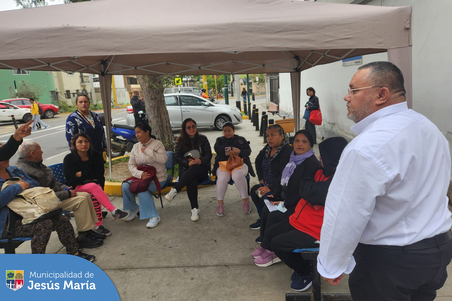 Nuestro alcalde Jesús Gálvez Olivares, conversó con los vecinos jesusmarianos que esperaban por atención en la posta médica de Jesús María. Allí se comprometió con ellos a seguir luchando por mejores servicios de salud y a precios justos para todos.