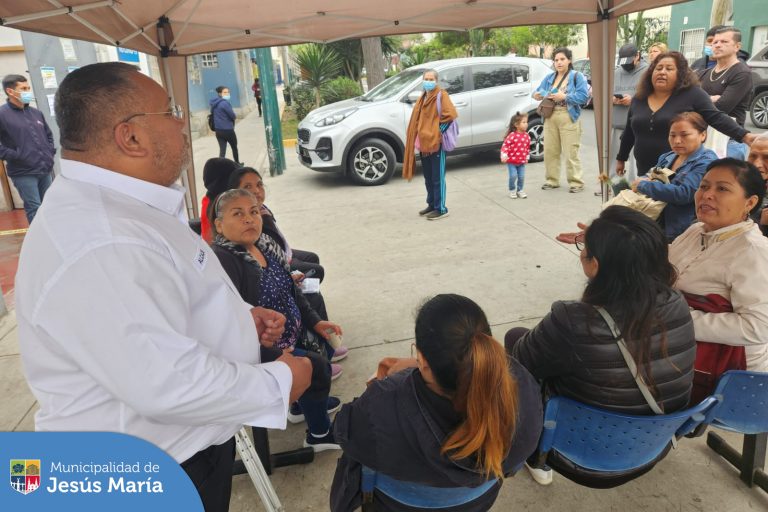 Nuestro alcalde Jesús Gálvez Olivares, conversó con los vecinos jesusmarianos que esperaban por atención en la posta médica de Jesús María. Allí se comprometió con ellos a seguir luchando por mejores servicios de salud y a precios justos para todos.