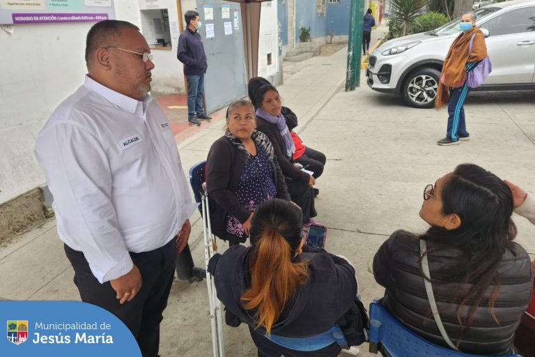 Nuestro alcalde Jesús Gálvez Olivares, conversó con los vecinos jesusmarianos que esperaban por atención en la posta médica de Jesús María. Allí se comprometió con ellos a seguir luchando por mejores servicios de salud y a precios justos para todos.