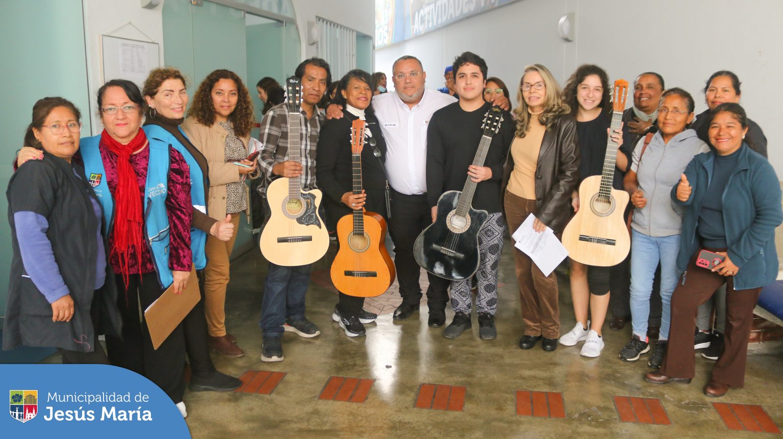 Hoy fue un día de alegría en la Casa del Vecino Estados Unidos, nuestro alcalde Jesús Gálvez Olivares, entregó guitarras nuevas para que puedan ser usadas en los talleres artísticos. Los maestros y estudiantes se mostraron agradecidos con el burgomaestre por su apoyo y compromiso con el arte y la cultura de Jesús María.
¡Juntos, seguiremos construyendo un distrito lleno de música y creatividad!
