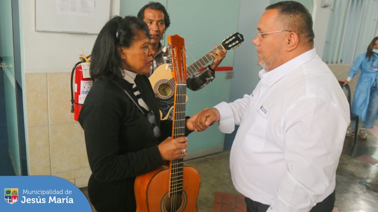 Hoy fue un día de alegría en la Casa del Vecino Estados Unidos, nuestro alcalde Jesús Gálvez Olivares, entregó guitarras nuevas para que puedan ser usadas en los talleres artísticos. Los maestros y estudiantes se mostraron agradecidos con el burgomaestre por su apoyo y compromiso con el arte y la cultura de Jesús María.
¡Juntos, seguiremos construyendo un distrito lleno de música y creatividad!