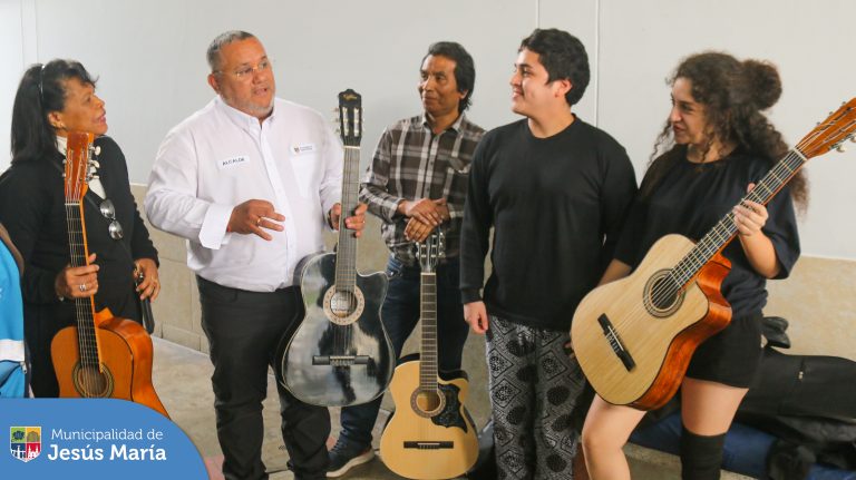 Hoy fue un día de alegría en la Casa del Vecino Estados Unidos, nuestro alcalde Jesús Gálvez Olivares, entregó guitarras nuevas para que puedan ser usadas en los talleres artísticos. Los maestros y estudiantes se mostraron agradecidos con el burgomaestre por su apoyo y compromiso con el arte y la cultura de Jesús María.
¡Juntos, seguiremos construyendo un distrito lleno de música y creatividad!