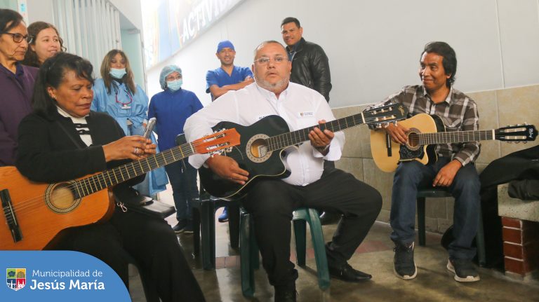 Hoy fue un día de alegría en la Casa del Vecino Estados Unidos, nuestro alcalde Jesús Gálvez Olivares, entregó guitarras nuevas para que puedan ser usadas en los talleres artísticos. Los maestros y estudiantes se mostraron agradecidos con el burgomaestre por su apoyo y compromiso con el arte y la cultura de Jesús María.
¡Juntos, seguiremos construyendo un distrito lleno de música y creatividad!