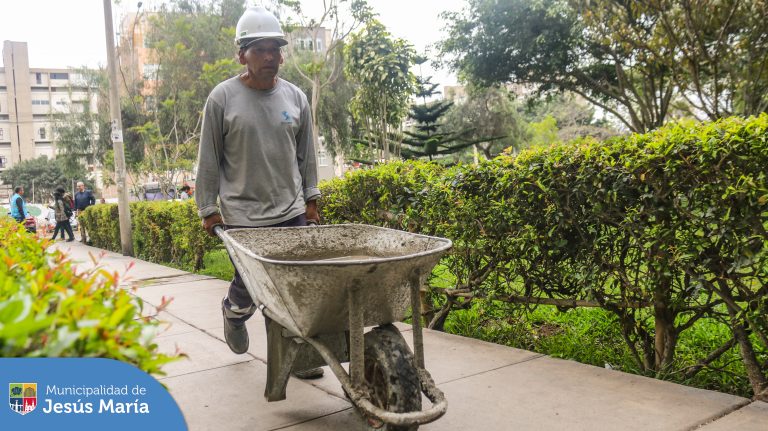  Con el objetivo de mejorar la transitabilidad peatonal de residentes y visitantes del emblemático Conjunto Residencial San Felipe, se vienen realizando trabajos de rehabilitación en rampas y veredas que también permitan el correcto desplazamiento de sillas de ruedas.
Conoce el detalle de la intervención https://bit.ly/3tkQIpK