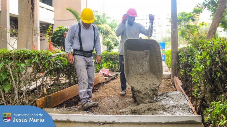  Con el objetivo de mejorar la transitabilidad peatonal de residentes y visitantes del emblemático Conjunto Residencial San Felipe, se vienen realizando trabajos de rehabilitación en rampas y veredas que también permitan el correcto desplazamiento de sillas de ruedas.
Conoce el detalle de la intervención https://bit.ly/3tkQIpK