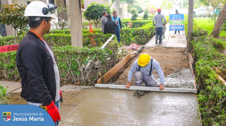  Con el objetivo de mejorar la transitabilidad peatonal de residentes y visitantes del emblemático Conjunto Residencial San Felipe, se vienen realizando trabajos de rehabilitación en rampas y veredas que también permitan el correcto desplazamiento de sillas de ruedas.
Conoce el detalle de la intervención https://bit.ly/3tkQIpK