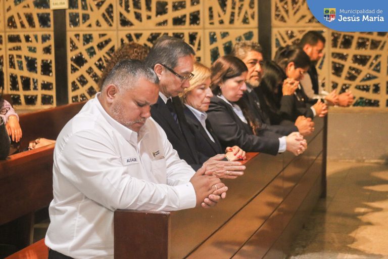 ¡Felíz día a toda la familia franciscana!
Nuestro alcalde participó de la celebración eucarística de la Parroquia San Antonio de Padua, conmemorando la vida de San Francisco de Asís, también conocido por ser el patrono de los animales.
A la actividad asistieron el monseñor Adriano Tomasi, Carlos Chang Lam, director del colegio San Antonio de Padua, Fray David Tello, párroco de la parroquia San Antonio de Padua, entre otras personalidades de la comunidad católica.