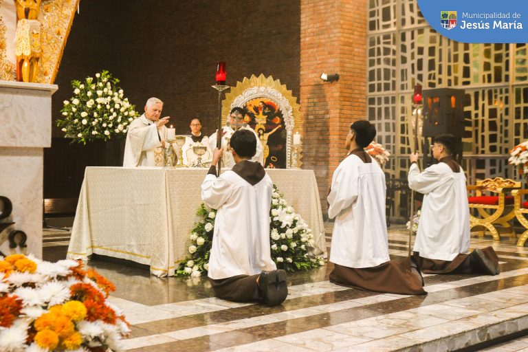 ¡Felíz día a toda la familia franciscana!
Nuestro alcalde participó de la celebración eucarística de la Parroquia San Antonio de Padua, conmemorando la vida de San Francisco de Asís, también conocido por ser el patrono de los animales.
A la actividad asistieron el monseñor Adriano Tomasi, Carlos Chang Lam, director del colegio San Antonio de Padua, Fray David Tello, párroco de la parroquia San Antonio de Padua, entre otras personalidades de la comunidad católica.