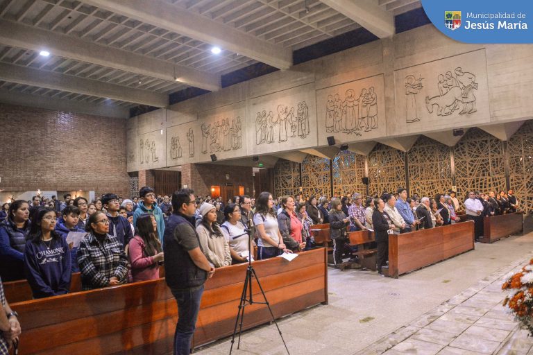 ¡Felíz día a toda la familia franciscana!
Nuestro alcalde participó de la celebración eucarística de la Parroquia San Antonio de Padua, conmemorando la vida de San Francisco de Asís, también conocido por ser el patrono de los animales.
A la actividad asistieron el monseñor Adriano Tomasi, Carlos Chang Lam, director del colegio San Antonio de Padua, Fray David Tello, párroco de la parroquia San Antonio de Padua, entre otras personalidades de la comunidad católica.