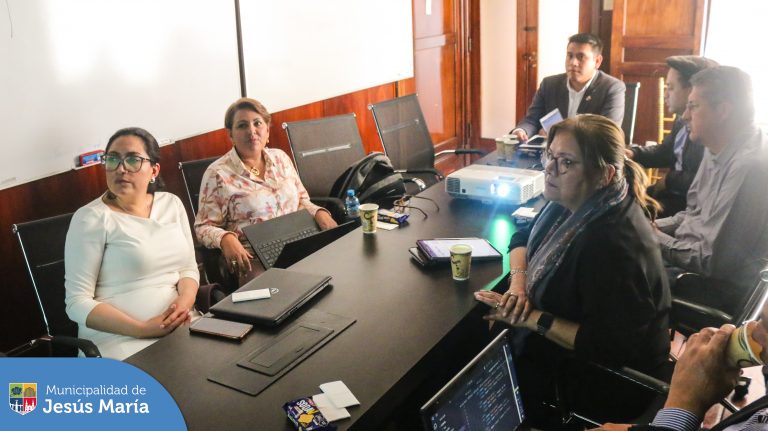 Hemos sido elegidos por la Dirección Nacional de Transparencia y Acceso a la Información Pública del Ministerio de Justicia como el único gobierno local que ha cumplido con excelencia el registro de información establecida en el Portal de Transparencia Estándar.
Gracias a este gran logro, recibimos la visita de dos delegaciones internacionales como la Cooperación Técnica Alemana – Giz y la Defensoría del Pueblo del Ecuador que pudieron escuchar nuestras experiencias para poder replicarlas en sus distintas instituciones.
El objetivo es que como comuna continuemos siendo eficientes en nuestras plataformas digitales accediendo de manera adecuada a la información y manteniendo una relación transparente de nuestra gestión en favor de todos los vecinos.