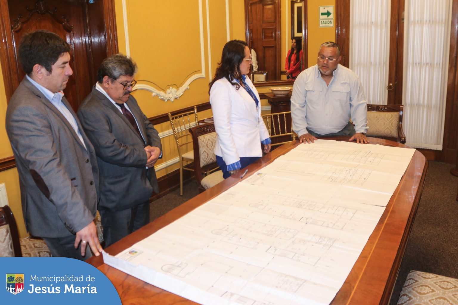 Nuestro alcalde Jesús Gálvez Olivares sostuvo una importante reunión de coordinación con la directora general de la #DIRISLimaCentro, Dra. Delia Dávila Vigil y su equipo técnico.
El encuentro se realizó con el objetivo de coordinar la construcción de una moderna posta médica y en un corto plazo entregarles un establecimiento que cuente con mejor infraestructura para recibir una atención de calidad.