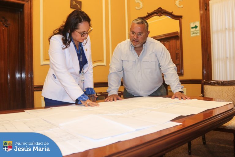 Nuestro alcalde Jesús Gálvez Olivares sostuvo una importante reunión de coordinación con la directora general de la #DIRISLimaCentro, Dra. Delia Dávila Vigil y su equipo técnico.
El encuentro se realizó con el objetivo de coordinar la construcción de una moderna posta médica y en un corto plazo entregarles un establecimiento que cuente con mejor infraestructura para recibir una atención de calidad.