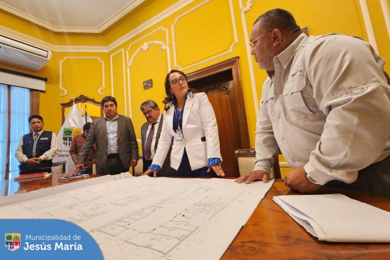 Nuestro alcalde Jesús Gálvez Olivares sostuvo una importante reunión de coordinación con la directora general de la #DIRISLimaCentro, Dra. Delia Dávila Vigil y su equipo técnico.
El encuentro se realizó con el objetivo de coordinar la construcción de una moderna posta médica y en un corto plazo entregarles un establecimiento que cuente con mejor infraestructura para recibir una atención de calidad.