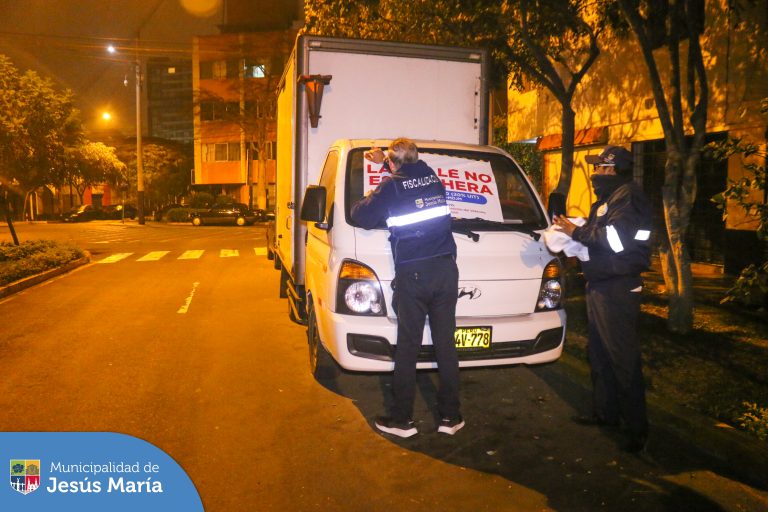 Seguimos recorriendo las 9 zonas de nuestro distrito con el objetivo de erradicar a todos los vehículos que se apoderan de los estacionamientos o que se encuentran en estado de abandono.
Exhortamos a los vecinos a respetar la Ordenanza Municipal 642-MDJM y así evitar la multa e internamiento del vehículo en el depósito municipal.