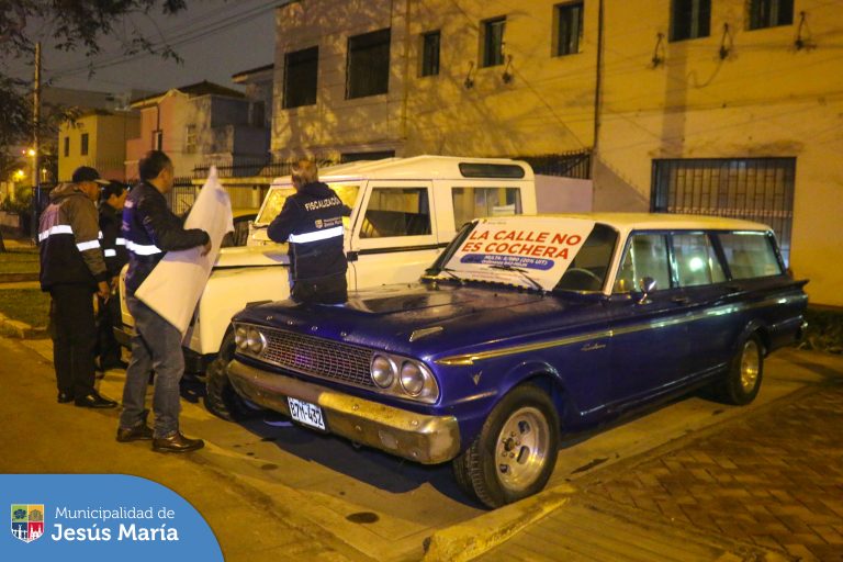 Seguimos recorriendo las 9 zonas de nuestro distrito con el objetivo de erradicar a todos los vehículos que se apoderan de los estacionamientos o que se encuentran en estado de abandono.
Exhortamos a los vecinos a respetar la Ordenanza Municipal 642-MDJM y así evitar la multa e internamiento del vehículo en el depósito municipal.
