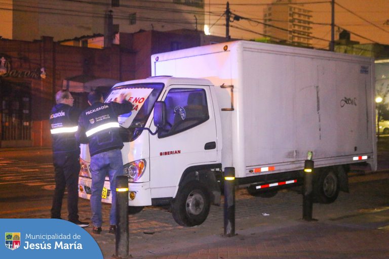 Seguimos recorriendo las 9 zonas de nuestro distrito con el objetivo de erradicar a todos los vehículos que se apoderan de los estacionamientos o que se encuentran en estado de abandono.
Exhortamos a los vecinos a respetar la Ordenanza Municipal 642-MDJM y así evitar la multa e internamiento del vehículo en el depósito municipal.