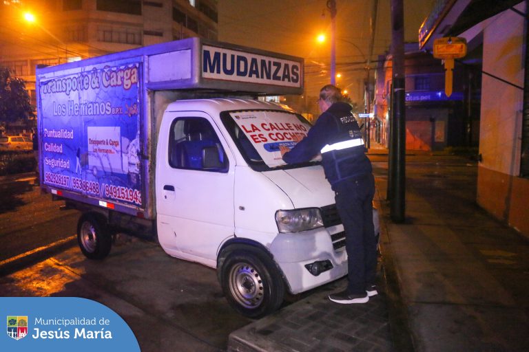 Seguimos recorriendo las 9 zonas de nuestro distrito con el objetivo de erradicar a todos los vehículos que se apoderan de los estacionamientos o que se encuentran en estado de abandono.
Exhortamos a los vecinos a respetar la Ordenanza Municipal 642-MDJM y así evitar la multa e internamiento del vehículo en el depósito municipal.