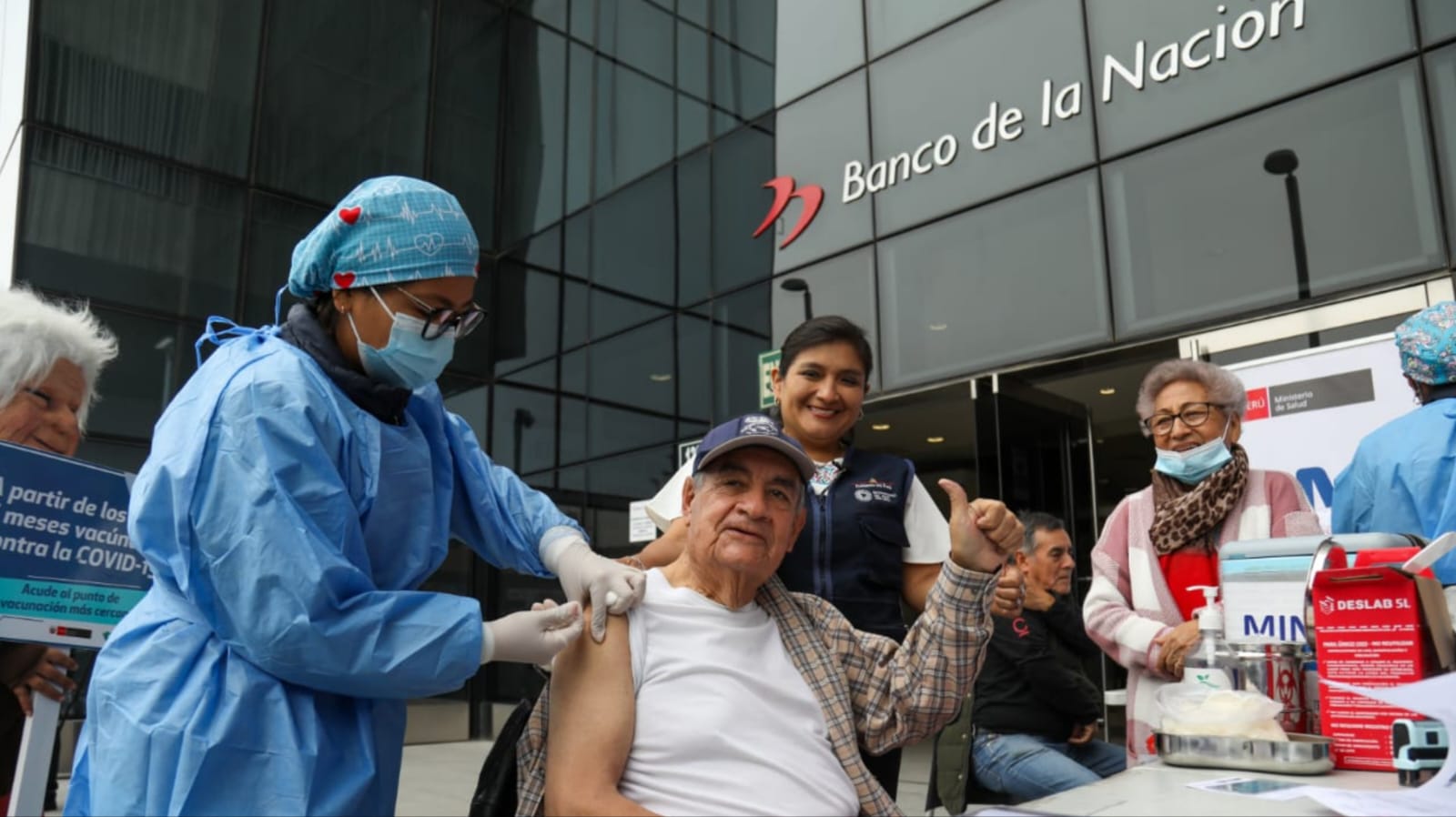 Pensionistas acceden a servicio de vacunación mientras acuden a sedes del Banco de la Nación 