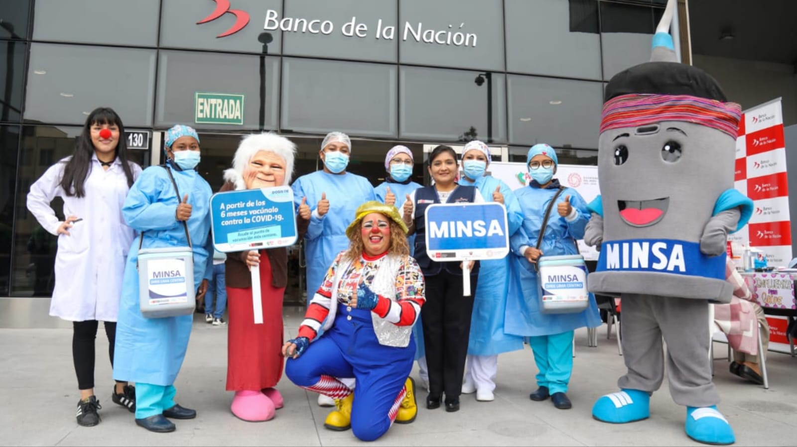 Pensionistas acceden a servicio de vacunación mientras acuden a sedes del Banco de la Nación 