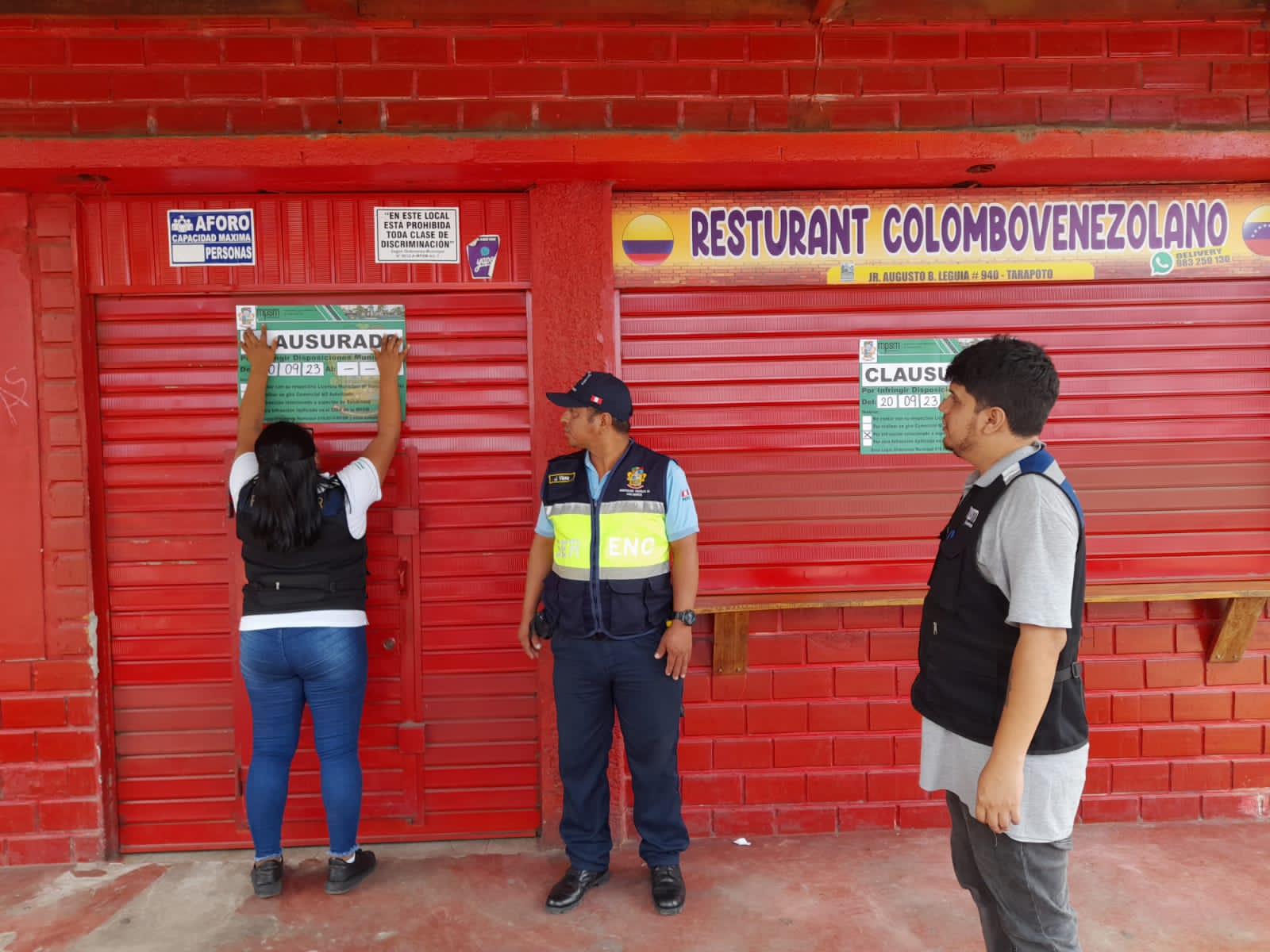 La Municipalidad Provincial de San Martín a través de la Gerencia de Seguridad Ciudadana y Gestión de Riesgo conjuntamente con el Comité Provincial de Seguridad Ciudadana (COPROSEC), vienen realizando operativos inopinados a establecimientos que expenden alimentos en diferentes puntos de la ciudad de Tarapoto, con el objetivo de salvaguardar la vida y la salud de nuestra población.
Donde la comisión identificó en 4 locales de venta de comida que no cumplían con los requisitos de salubridad y se encontró las instalaciones sanitarias en malas condiciones (Código de Infracción 5.15).
* Restaurant Colombo Venezolano
* Cevichería El Rincón de Leveau
* Full Leches Ceviches y Más
* Kalilhe Broaster Restaurant
Por lo que se procedió a notificarlos por la infracción mencionada y la aplicación de la medida complementaria de CLAUSURA del establecimiento hasta que corrija la infracción.
Para mayor información ingresa al siguiente link: (Pág. 20)
https://mpsm.gob.pe/public/uploads/documentos/2019-ordenanza-municipal-019-2019.pdf