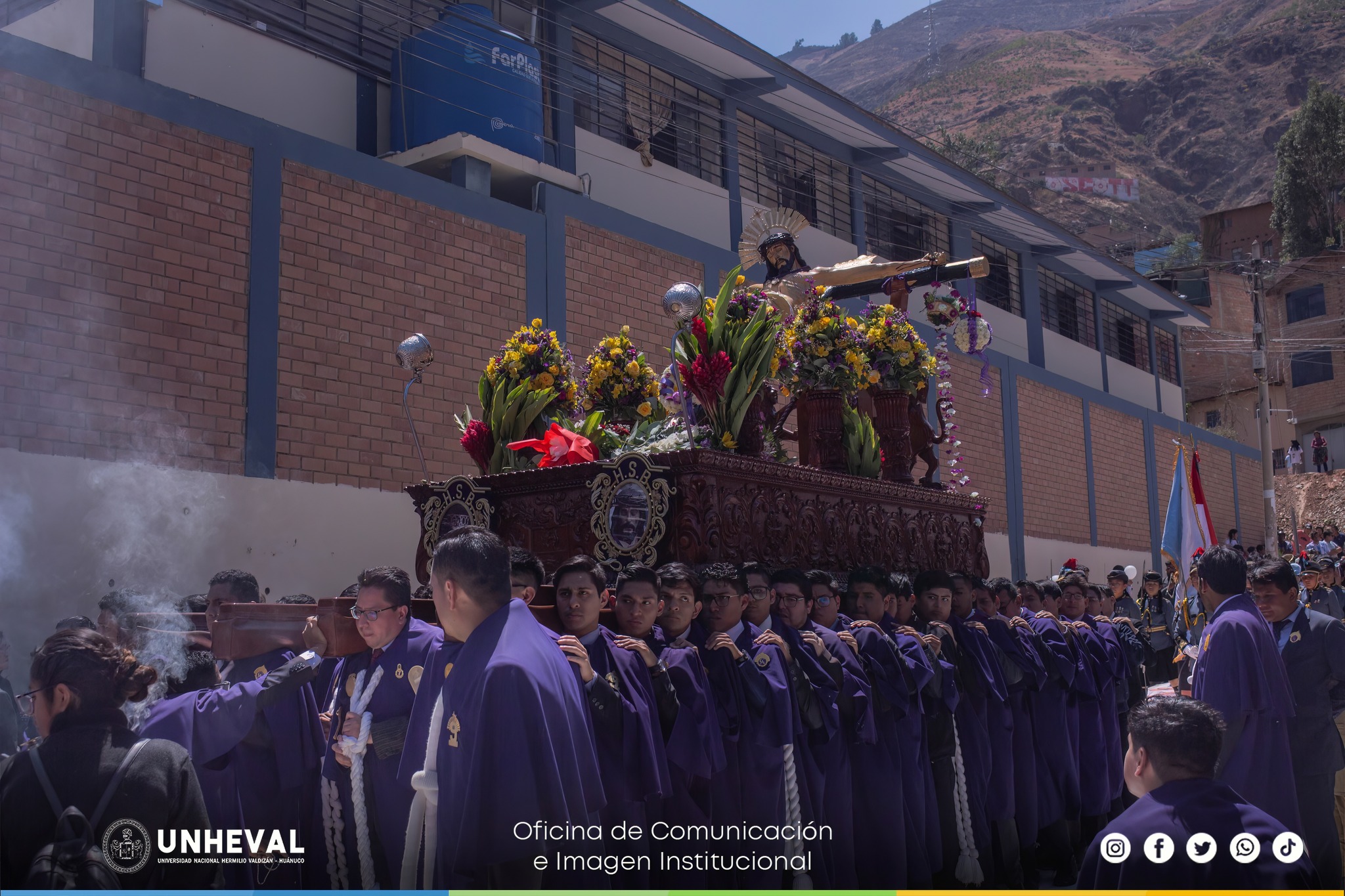 La sagrada imagen del Señor de Burgos visita el Colegio Nacional de Aplicación