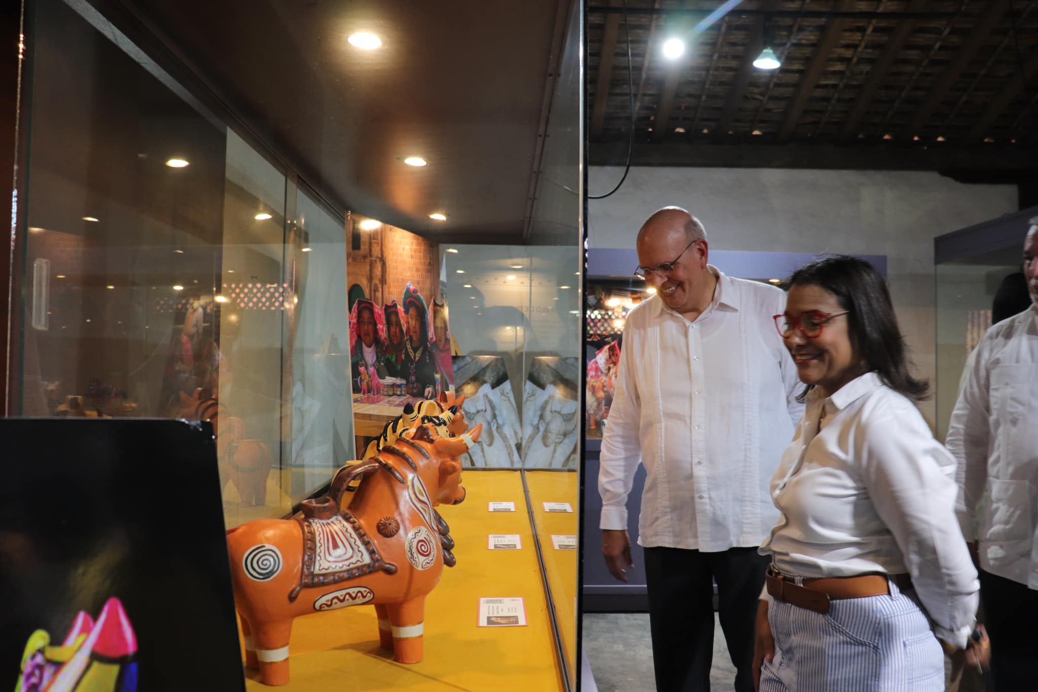 Exhibición pictórica “Toro de Pucará" Embajador del Perú en Panamá y Ministra de Cultura de Panamá