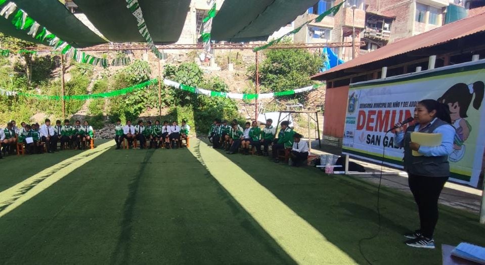 Con el objetivo de fomentar prácticas de buen trato y convivencia respetuosa de los derechos de las personas y fortalecer capacidades de autoprotección en niñas, niños y adolescentes el área de DEMUNA de la municipalidad de San Gabán en alianza estratégica con el área de Psicología Del Centro De Salud San Gabán a cargo de la Psic. Duumi Neyma Ccori desarrollaron sesión denominada "COMUNICANDONOS"
Para estas sesiones se realizó visitas a los estudiantes de la I. E. S. Víctor Raúl haya de la torre, y I.E.P. N° 72666 Santa Clotilde , quienes con gran entusiasmo participaron activamente.