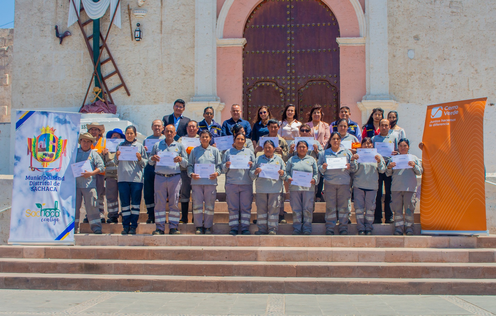Alcalde y regidores entregaron los certificados al personal de la comuna distrital de Sachaca.