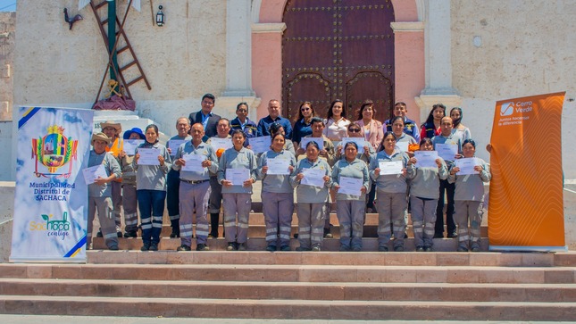 Alcalde y regidores entregaron los certificados al personal de la comuna distrital de Sachaca.