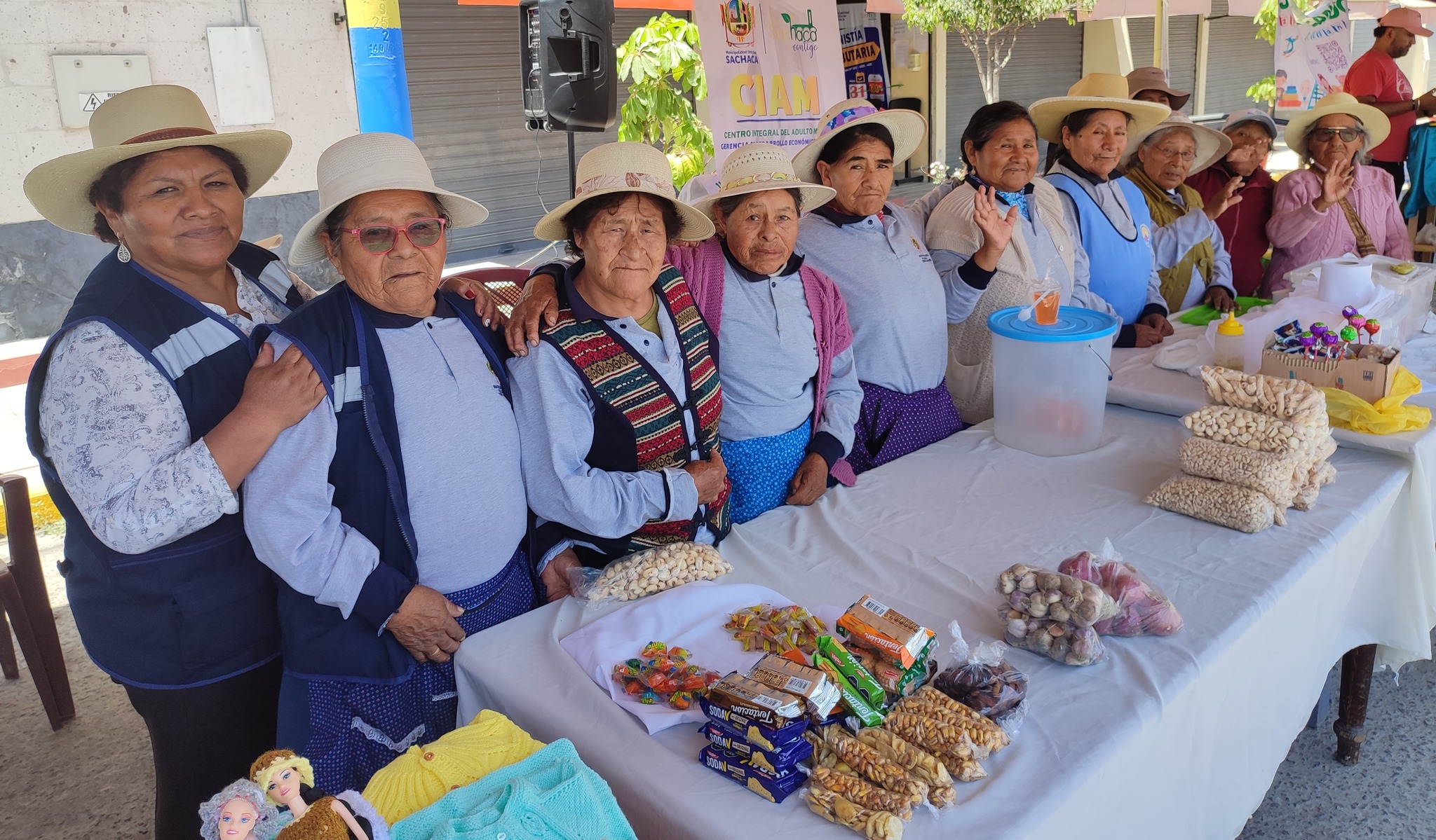 Adultos Mayores también estuvieron presentes en la Feria de Emprendedores de Sachaca.