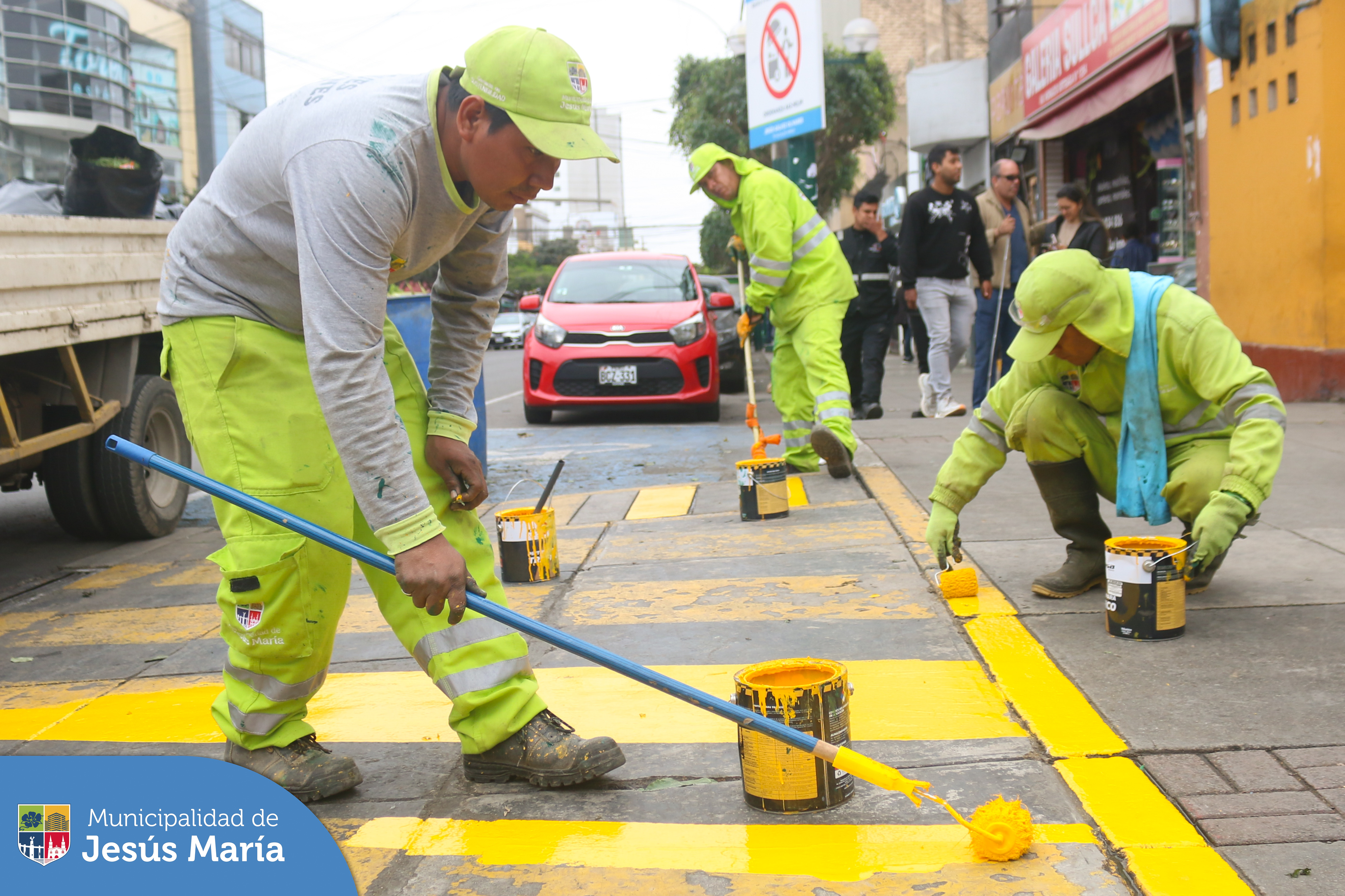 ✅ Nuestro equipo de la Subgerencia de Limpieza Pública y Áreas Verdes continúa su ardua labor para recuperar la belleza de Jesús María. En esta oportunidad se realizó el pintado, limpieza 🧹 y mejoramiento del ornato del emblemático “Pasaje Punta Pacocha”. 🌱
