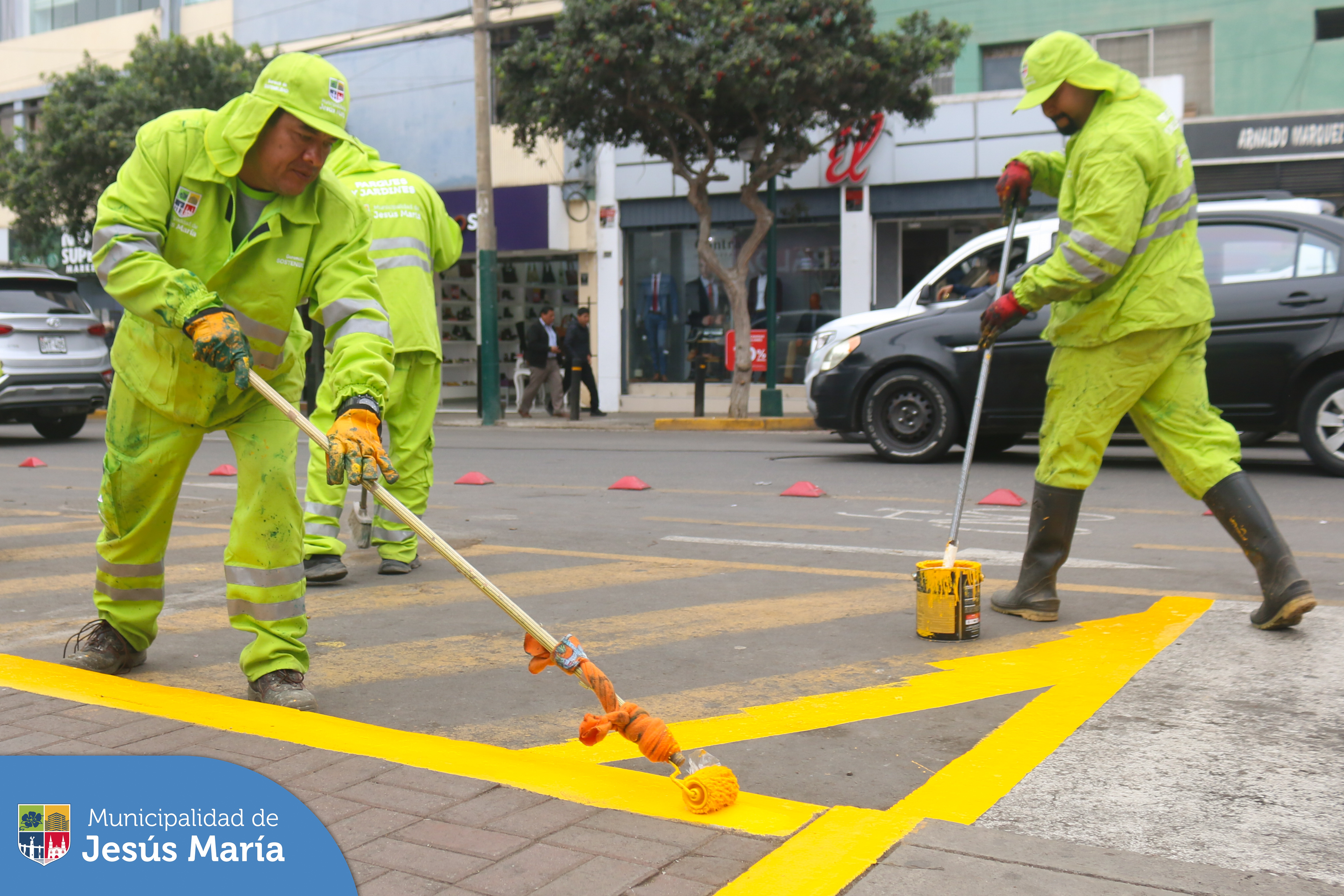 ✅ Nuestro equipo de la Subgerencia de Limpieza Pública y Áreas Verdes continúa su ardua labor para recuperar la belleza de Jesús María. En esta oportunidad se realizó el pintado, limpieza 🧹 y mejoramiento del ornato del emblemático “Pasaje Punta Pacocha”. 🌱