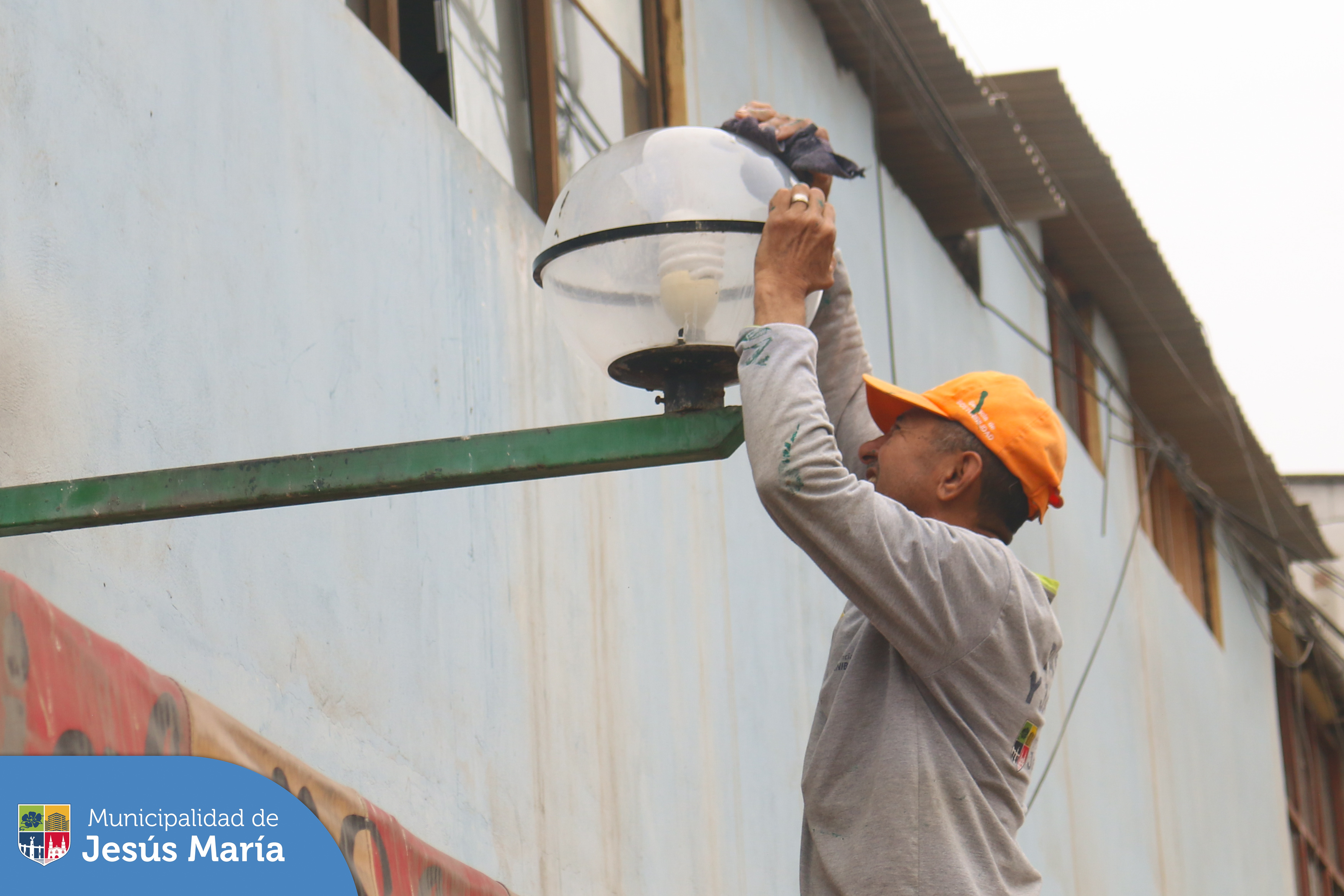✅ Nuestro equipo de la Subgerencia de Limpieza Pública y Áreas Verdes continúa su ardua labor para recuperar la belleza de Jesús María. En esta oportunidad se realizó el pintado, limpieza 🧹 y mejoramiento del ornato del emblemático “Pasaje Punta Pacocha”. 🌱