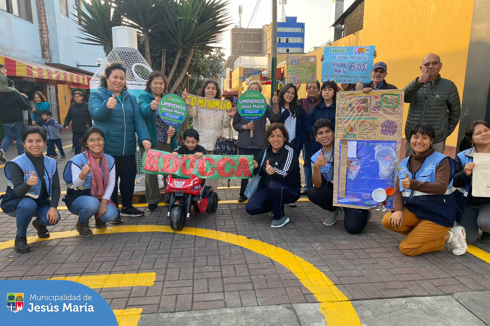#JesúsMaríaNatural 🌿 | ¡Todos somos parte del cambio! 🌍
Buscando fomentar el cuidado y protección de nuestro mundo, se realizó la campaña de concientización sobre la importancia del reciclaje, en los alrededores del mercado San José.
Recuerda que puedes ser parte del programa ♻️“Yo Reciclo”. Inscríbete aquí 🔗 https://bit.ly/40t0yBW, un reciclador formal pasará por tu vivienda.