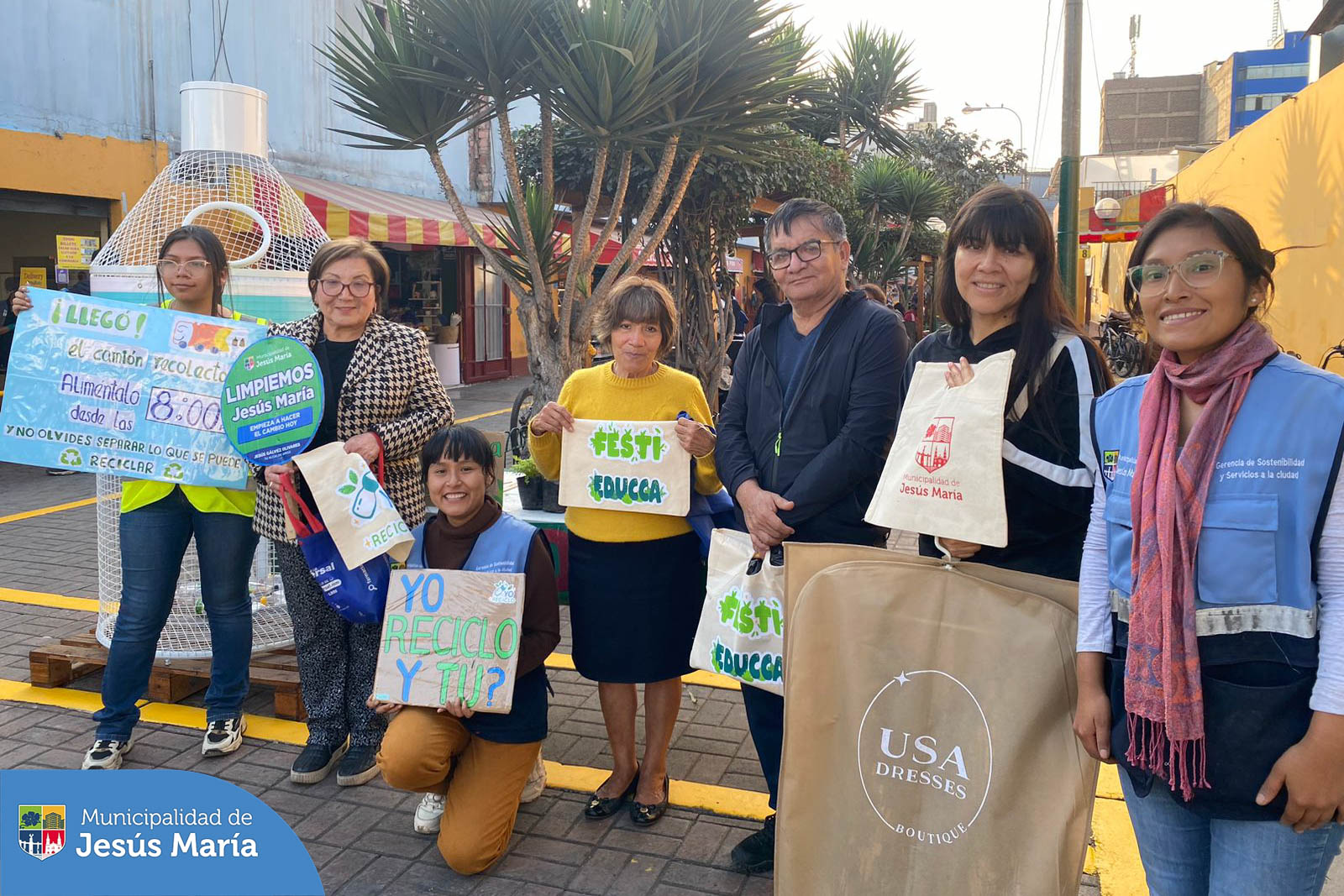 #JesúsMaríaNatural 🌿 | ¡Todos somos parte del cambio! 🌍
Buscando fomentar el cuidado y protección de nuestro mundo, se realizó la campaña de concientización sobre la importancia del reciclaje, en los alrededores del mercado San José.
Recuerda que puedes ser parte del programa ♻️“Yo Reciclo”. Inscríbete aquí 🔗 https://bit.ly/40t0yBW, un reciclador formal pasará por tu vivienda.