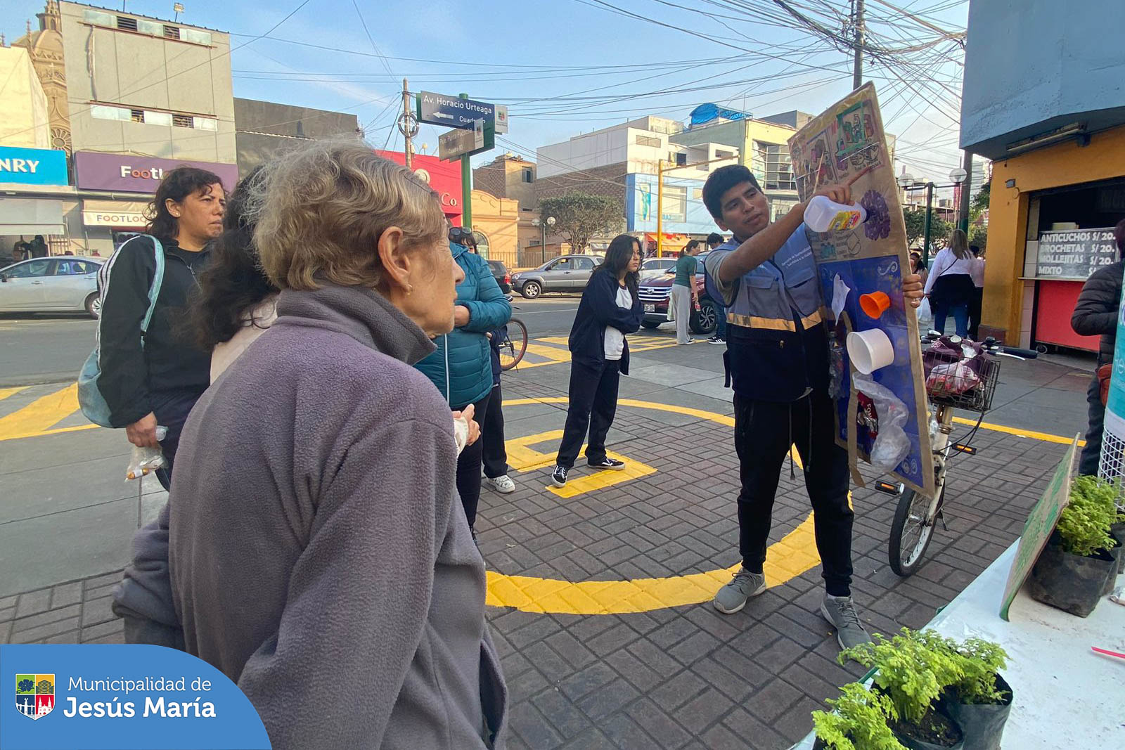 #JesúsMaríaNatural 🌿 | ¡Todos somos parte del cambio! 🌍
Buscando fomentar el cuidado y protección de nuestro mundo, se realizó la campaña de concientización sobre la importancia del reciclaje, en los alrededores del mercado San José.
Recuerda que puedes ser parte del programa ♻️“Yo Reciclo”. Inscríbete aquí 🔗 https://bit.ly/40t0yBW, un reciclador formal pasará por tu vivienda.