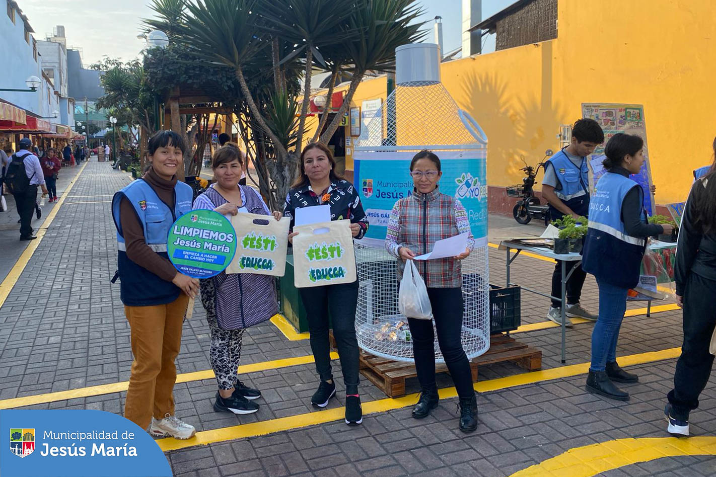 #JesúsMaríaNatural 🌿 | ¡Todos somos parte del cambio! 🌍
Buscando fomentar el cuidado y protección de nuestro mundo, se realizó la campaña de concientización sobre la importancia del reciclaje, en los alrededores del mercado San José.
Recuerda que puedes ser parte del programa ♻️“Yo Reciclo”. Inscríbete aquí 🔗 https://bit.ly/40t0yBW, un reciclador formal pasará por tu vivienda.